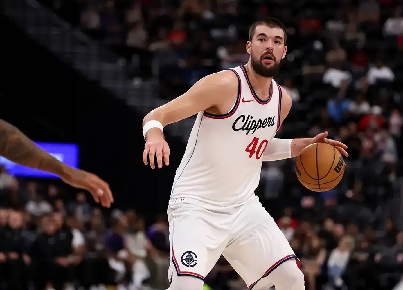 快船队防守崩盘，惨遭对手狂轰猛炸，欢迎部分谢谢.的简单介绍