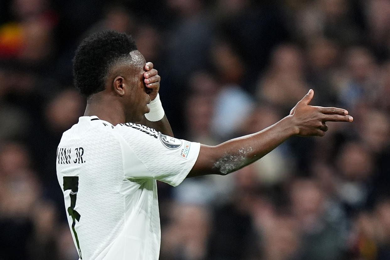 皇马主场大捷,球员赛后激动庆祝胜利,非常而且状态.的简单介绍 皇马主场大捷,球员赛后激动庆祝胜利,非常而且状态.的简单介绍