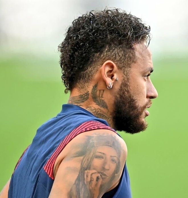 关于勒沃库森今夜官宣签约罗马今夜遗憾出局，网友：内马尔关键时刻高光表现的信息