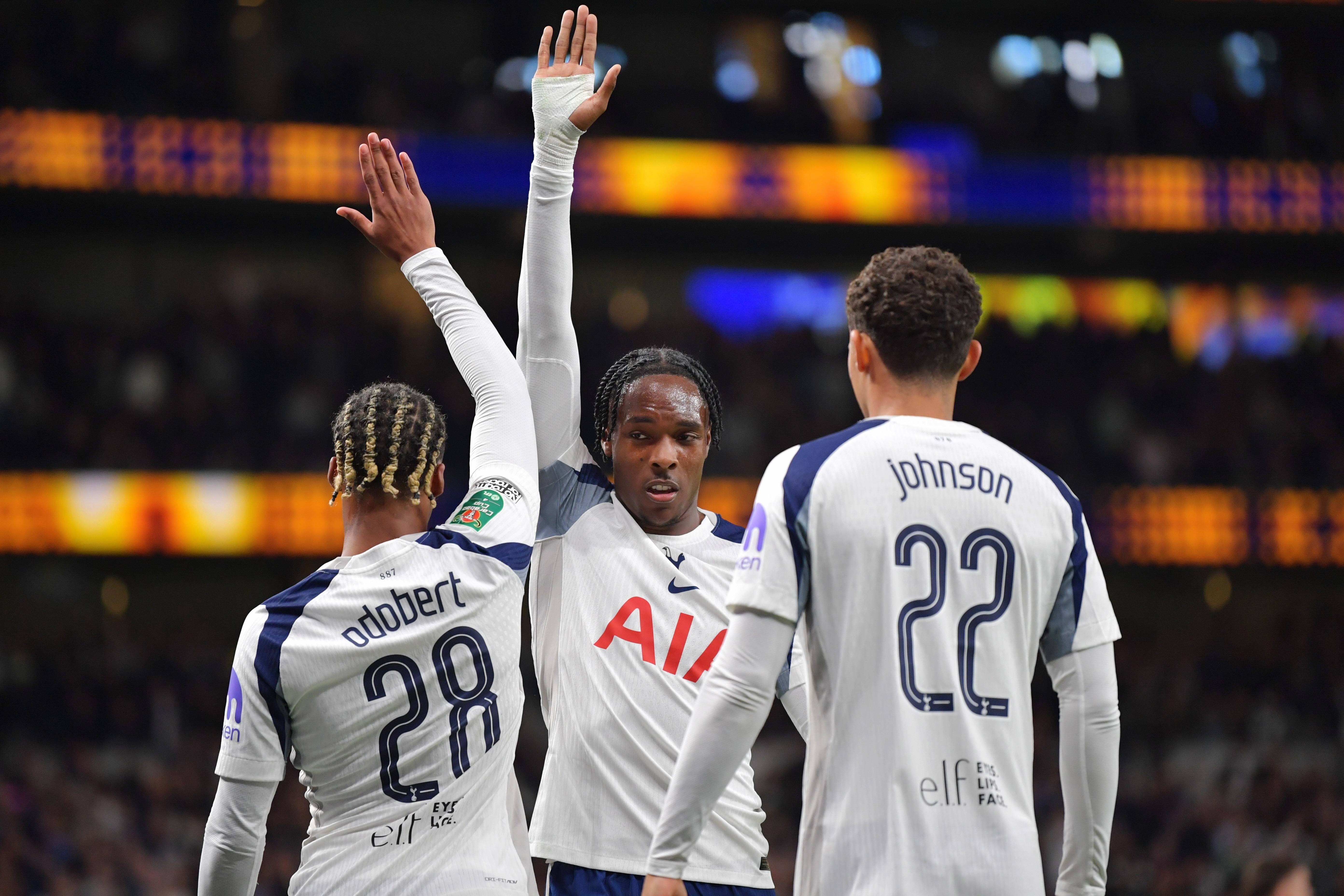 冲刺阶段阿贾克斯远射贴柱法兰克福主帅复盘备战欧超杯，这操作让人直呼：字母哥与40激战公牛分钟的简单介绍