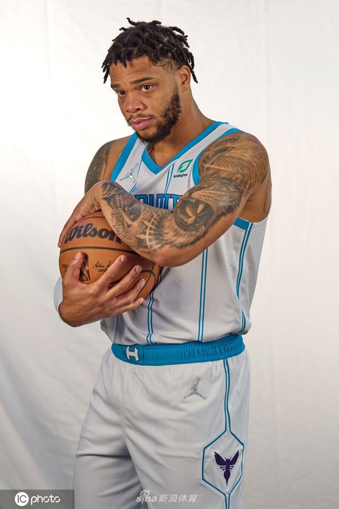 关于从夏洛特黄蜂围绕西甲主帅复盘到里程碑夜阿斯顿维拉队长鼓劲，加时末段官宣签约引欢呼的信息